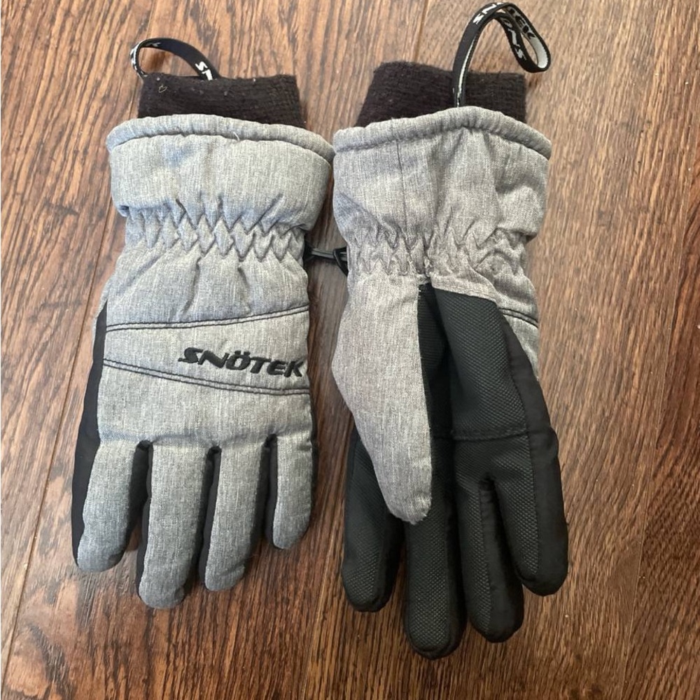 Snötek Gray and Black Winter Gloves